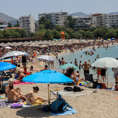Πολυκοσμία στην παραλία του Αλίμου ανήμερα των εκλογών