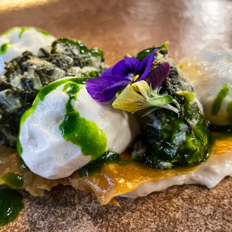 Όλυμπος Νάουσσα: Τα πιάτα, τα κοκτέιλ, η καλοκαιρινή κουζίνα του Δημήτρη Τασιούλα στο εμβληματικό εστιατόριο της Θεσσαλονίκης.