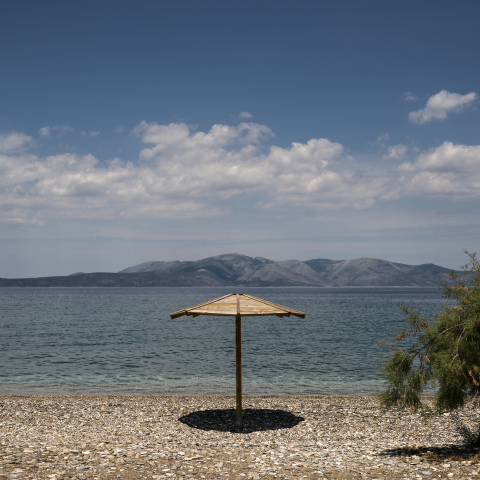 Ομπρέλα σε παραλία