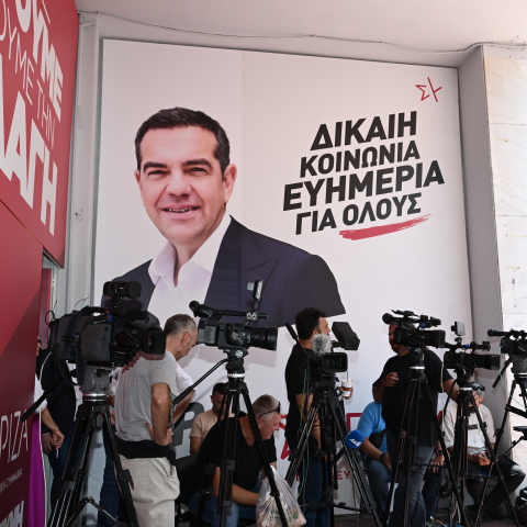 Δημοσιογράφοι και κάμερες έξω από τα γραφεία του ΣΥΡΙΖΑ
