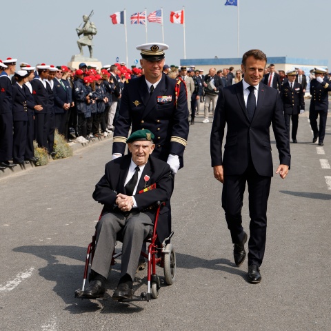 Ο Λεόν Γκοτιέ σε εκδήλωση μνήμης για την Απόβαση στη Νορμανδία, μόλις πριν ένα μήνα