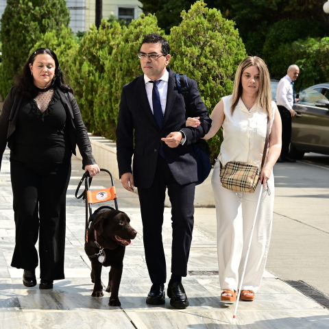 Ο Γιώργος Σταμάτης συνοδεύεται από δύο κυρίες με οπτικές βλάβες για την ορκωμοσία στη Βουλή