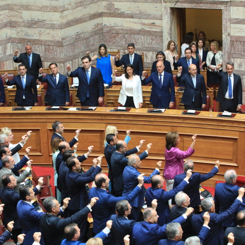 Όρθιοι στα έδρανα οι βουλευτές δίνουν τον θρησκευτικό όρκο υψώνοντας το δεξί τους χέρι