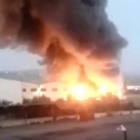 Φωτιά σε εργοστάσιο στα Οινόφυτα: Μήνυμα 112 για τοξικούς καπνούς