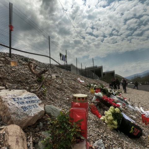 Καντηλάκια και λουλούδια στο σημείο όπου σημειώθηκε το δυστύχημα στα Τέμπη