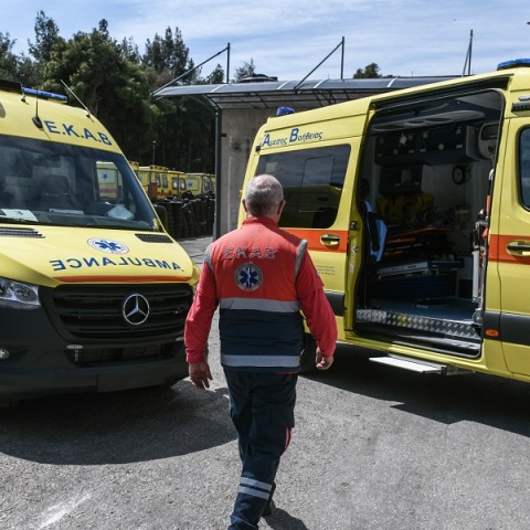 ΕΚΑΒ: Δημοσιεύτηκε η ΠΝΠ για τη στελέχωση των ασθενοφόρων