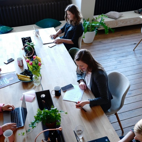 Γυναίκες - Εργασία: Χαμηλότεροι μισθοί - Λιγότερη εμπιστοσύνη