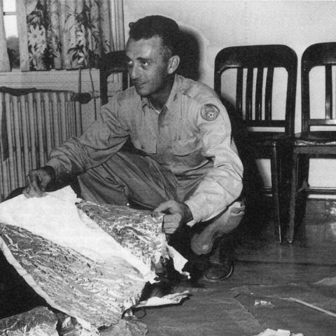 Ο ταγματάρχης Jesse Marcel με τα συντρίμμια «ιπτάμενου δίσκου» που βρέθηκαν στο Ρόσγουελ