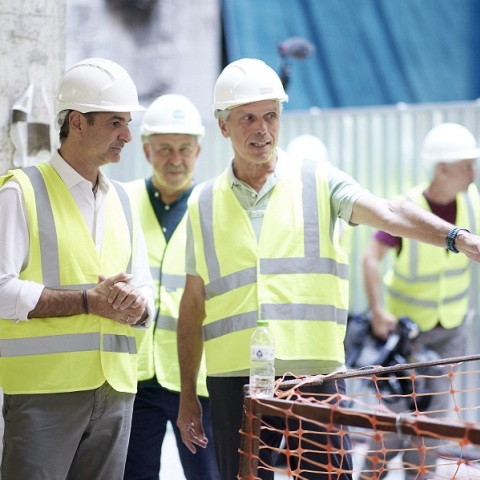 Μητσοτάκης: Eπίσκεψη στο υπό ανακατασκευή κτίριο του «Μινιόν»