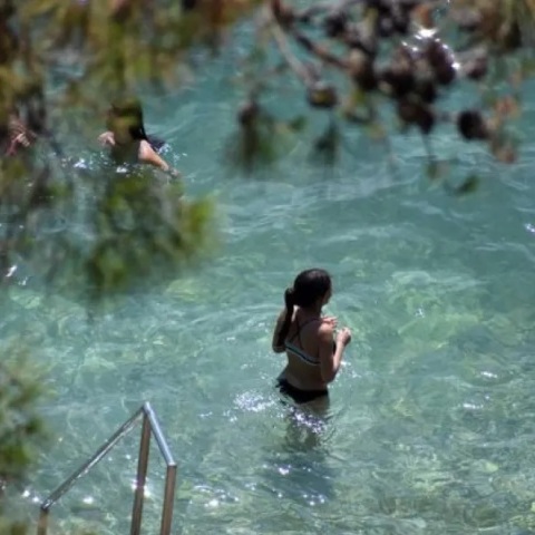 Καύσωνας στη χώρα -Νεαρή κοπέλα στη θάλασσα