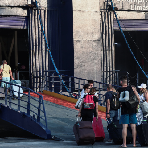 Τουρίστες στο λιμάνι του Πειραιά