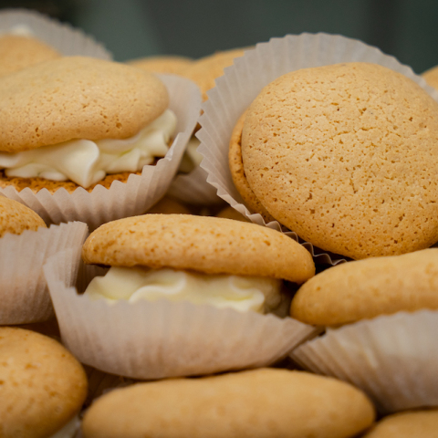 Ήλιος: Η ιστορία ενός ιστορικού ζαχαροπλαστείου της Θεσσαλονίκης, που υπάρχει στην οδό Αντιγονιδών από το 1938.