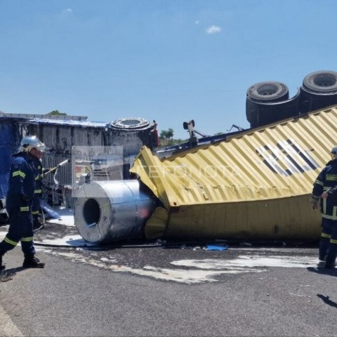 Βόλος: Tροχαίο ατύχημα με νταλίκα που κουβαλούσε λαμαρίνες