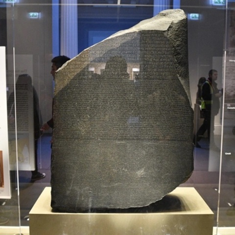 Σαν σήμερα 15 Ιουλίου ανακαλύφθηκε η Στήλη της Ροζέττας