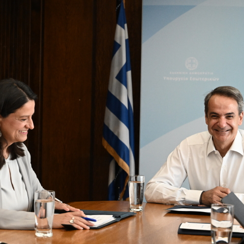 Ο Κυριάκος Μητσοτάκης με τη Νίκη Κεραμέως στο υπουργείο Εσωτερικών