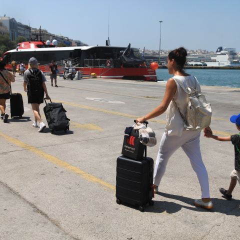 Επιβατική κίνηση στο λιμάνι του Πειραιά