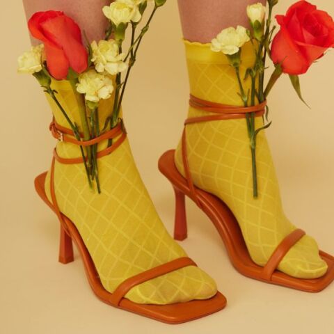 Θεωρία του λάθος παπουτσιού: Μια νέα τάση που ξεκίνησε από το TikTok και κάνει τη μόδα να φαίνεται μια απλή υπόθεση.