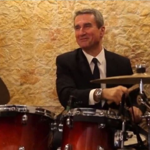 Ο Ανδρέας Λοβέρδος παίζει ντραμς