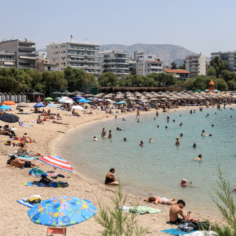 Κόσμος στην παραλία του Φλοίσβου