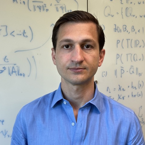 Ο Βασίλης Συργκάνης είναι επίκουρος καθηγητής Διοικητικής Επιστήμης και Τεχνολογίας στο Πανεπιστήμιο Στάνφορντ