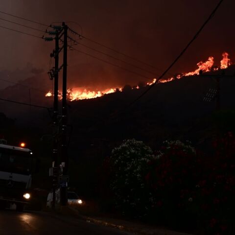 Πύρινος εφιάλτης σε Αττική και Κορινθία: Ολονύχτια μάχη σε Λουτράκι, Σαρωνίδα και Δερβενοχώρια