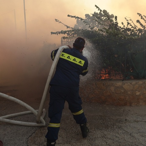 Φωτιά στον Κουβαρά: Ο απεγκλωβισμός ζευγαριού ηλικιωμένων