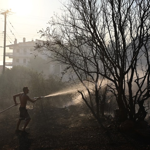Φωτιά στον Κουβαρά: 10 ασθενείς στο νοσοκομείο με αναπνευστικά