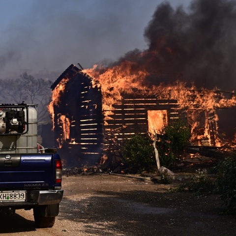 Φωτιά τώρα στον Κουβαρά: Καίγεται καταφύγιο ζώων στο Λαγονήσι