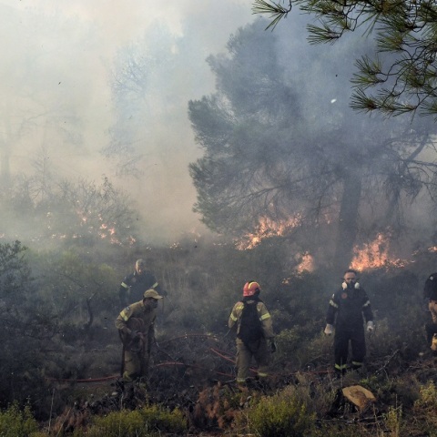 Φωτιά στο Λουτράκι: Έκλεισε η εθνική οδός και στα δύο ρεύματα 