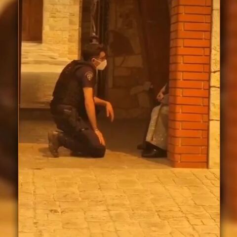 Η προσπάθεια αστυνομικών να πείσουν μοναχές να εκκενώσουν μοναστήρι στη Μάνδρα