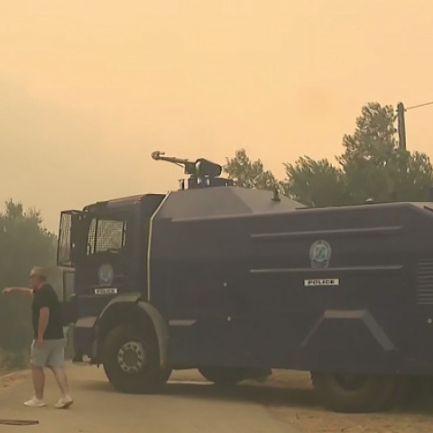 Αίαντες της ΕΛ.ΑΣ. επιχειρούν στη φωτιά στη Δυτική Αττική