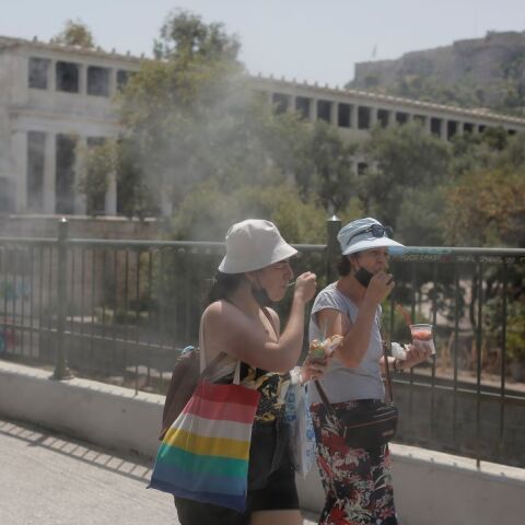 Τουρίστριες εν μέσω καύσωνα στην Αθήνα