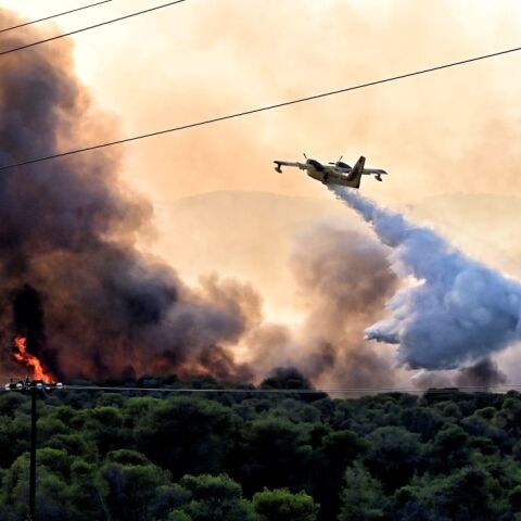 Μαίνεται η φωτιά σε Δυτική Αττική, Λακωνία και Ρόδο
