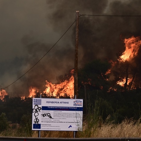 Αναζωπύρωση σε Μάνδρα - Μέγαρα: Εντολή εκκένωσης και στην Οινόη