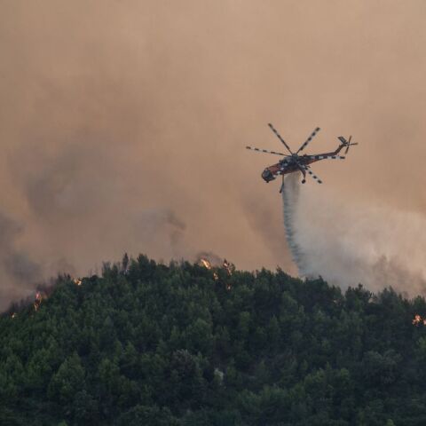 Μαίνονται ανεξέλεγκτα τα πύρινα μέτωπα στη Ρόδο 