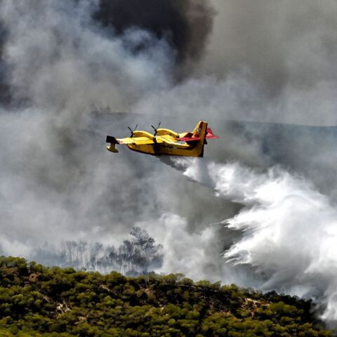 Αδιάκοπη μάχη με τις φλόγες στη Ρόδο – Ύφεση στα πύρνινα μέτωπα Λακωνίας και Δυτικής Αττικής