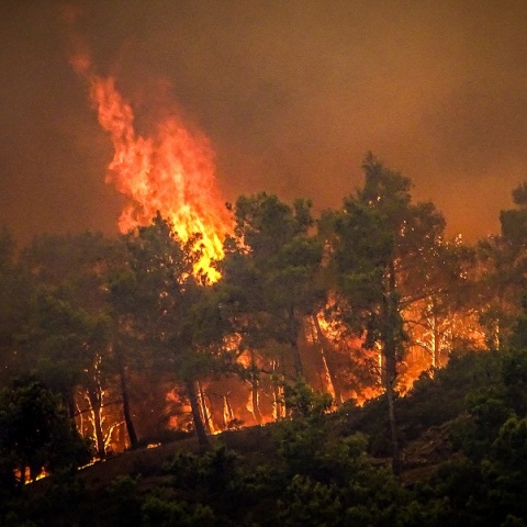 Φωτιά στη Ρόδο: Νύχτα με μάχη σε τρία μέτωπα