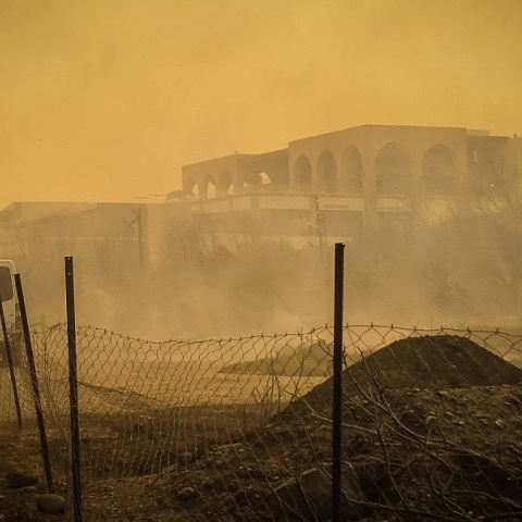 Φωτιά στη Ρόδο - Επιχείρηση απεγκλωβισμoύ ατόμων από παραλίες