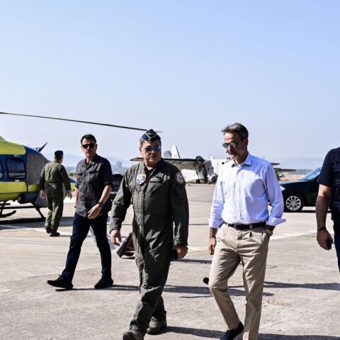 Στην Ελευσίνα ο Μητσοτάκης: Το «ευχαριστώ» στους αφανείς πρωταγωνιστές των εναέριων μέσων 