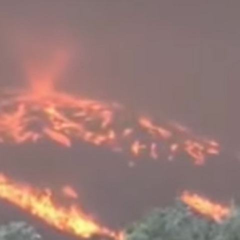 Φωτιά στη Ρόδο: Οι ακραίες συνθήκες δημιούργησαν πυροστρόβιλο