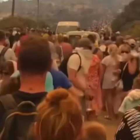 Φωτιά τώρα στη Ρόδο: Έφτασε σε ξενοδοχεία 