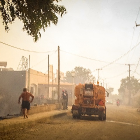 Φωτιά στη Ρόδος: Συνεχίζεται σε όλα τα μέτωπα η μάχη