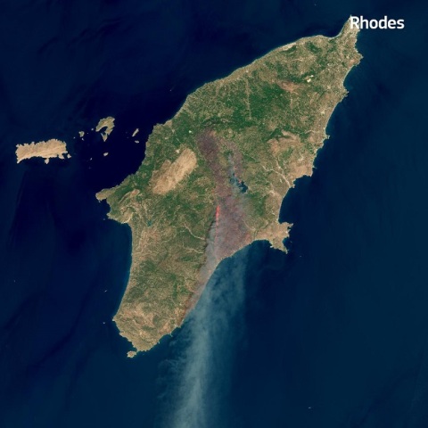 Οι καπνοί από τη φωτιά στη Ρόδο, όπως φαίνονται από το διάστημα