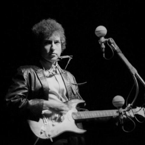 O Bob Dylan κατά την εμφάνισή του με την Fender Stratocaster στο Newport Folk Festival © Alice Ochs/Michael Ochs Archives/Getty Images