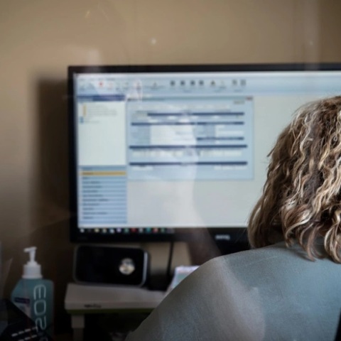 Λογίστρια μπροστά από την οθόνη υπολογιστή