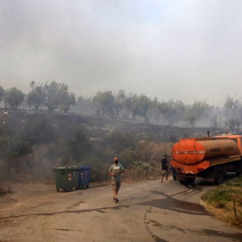 Φωτιά στη Λαμία: Πολλαπλό το πύρινο μέτωπο, τέσσερις τραυματίες