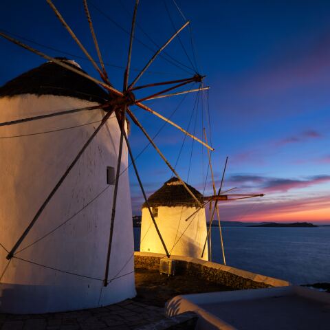 Οι ανεμόμυλοι της Μυκόνου το σούρουπο