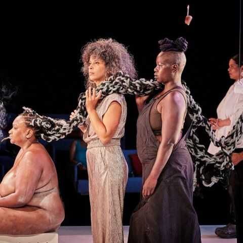 Φεστιβάλ Αβινιόν: Ενοχλημένη η γαλλική ακροδεξιά από την παράσταση που αποδομεί τον ρατσισμό