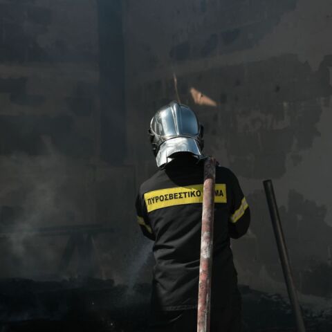 Πυρόπληκτες επιχειρήσεις: Ξεκινούν οι αναστολές συμβάσεων εργασίας – Οι δικαιούχοι των 534 ευρώ
