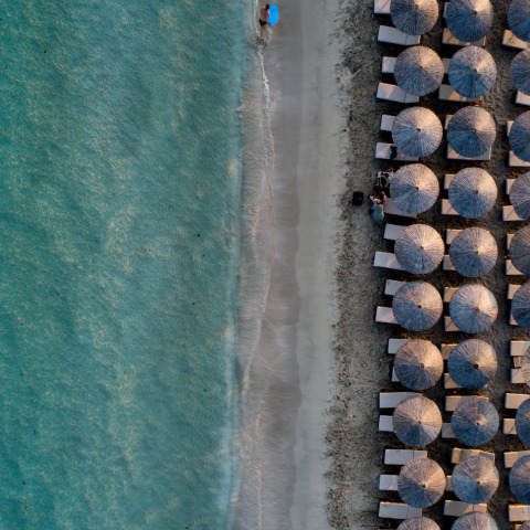 Ξαπλώστρες σε παραλία